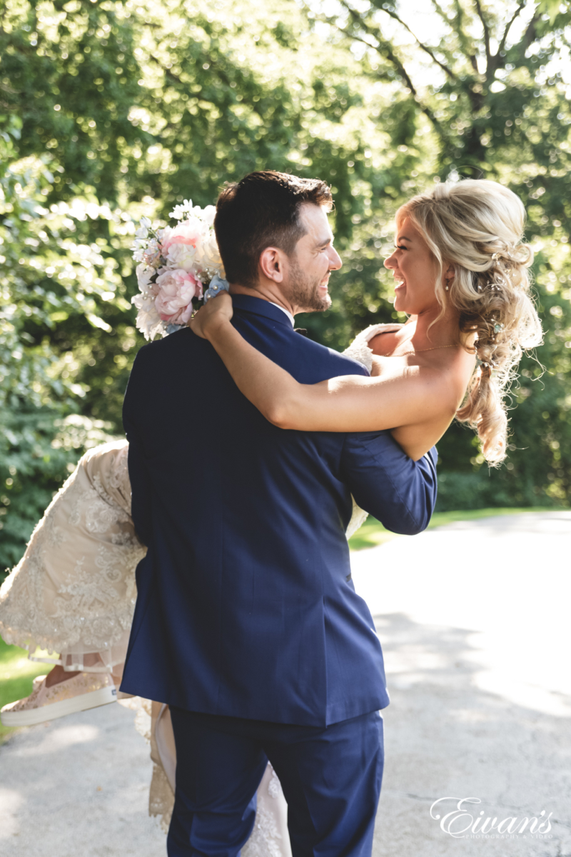 Posing Tips for the Groom on the Wedding Day