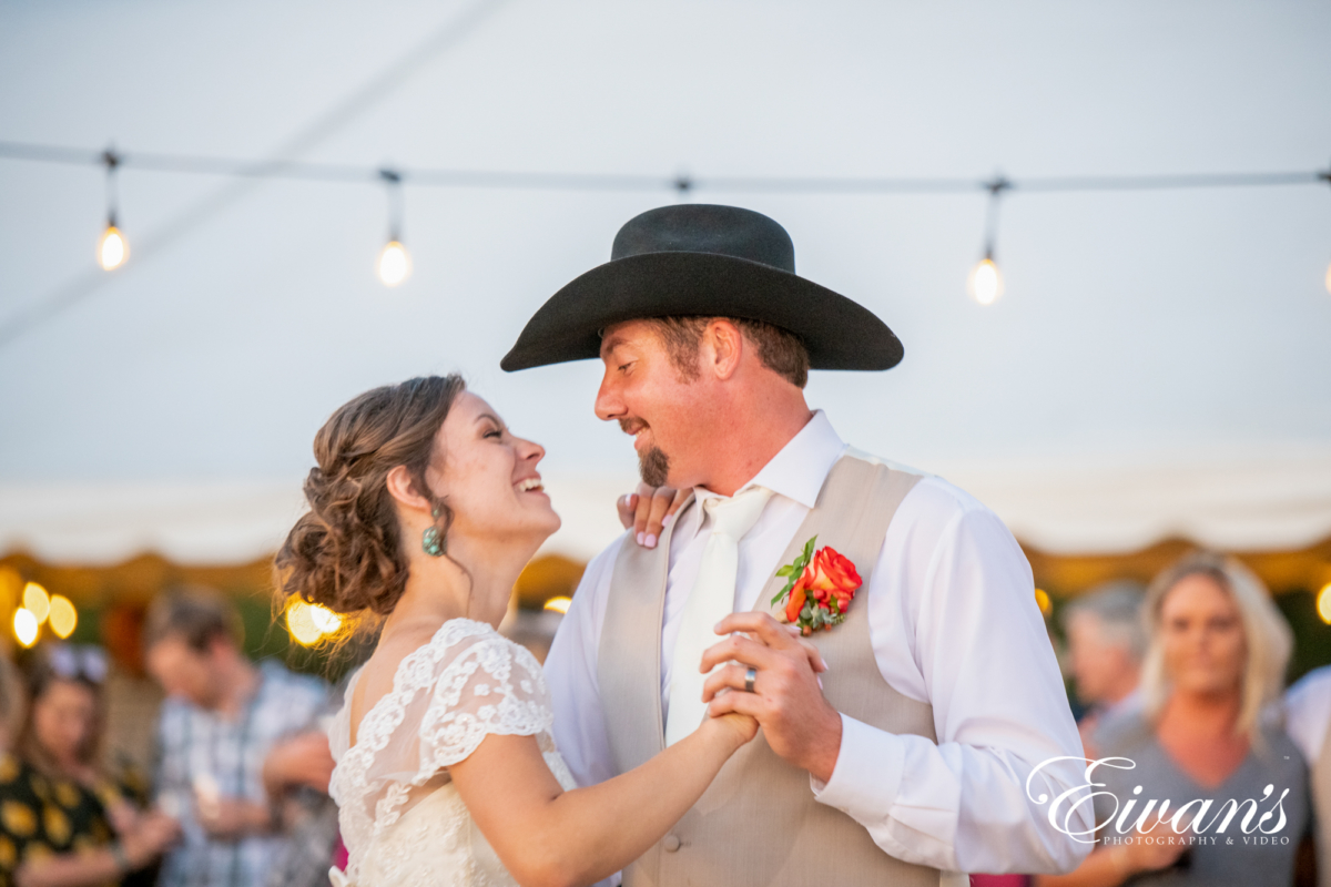 15 Perfect Ideas for Barn Wedding Photos