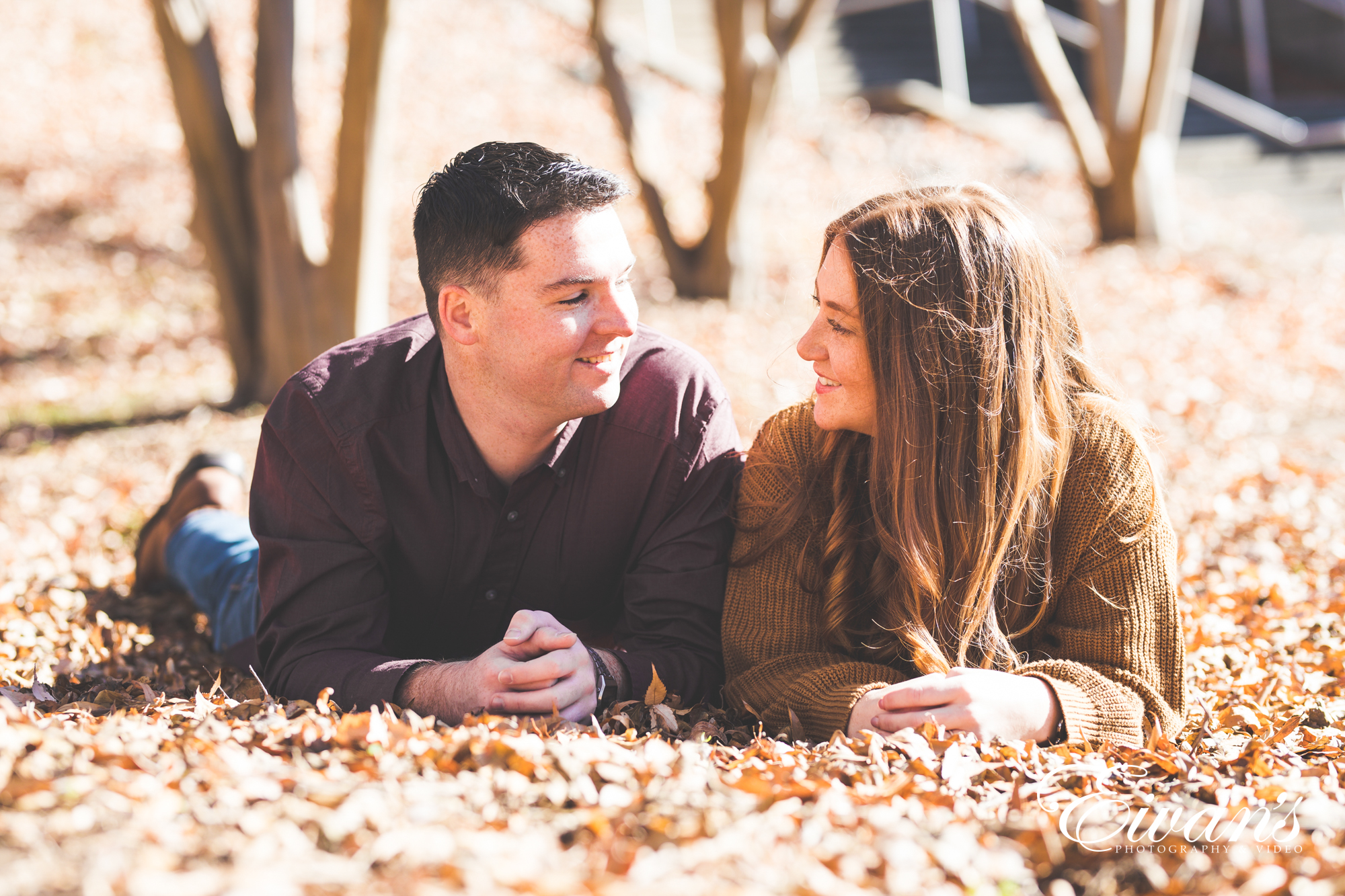 romantic ideas for fall engagement photos featured image 1