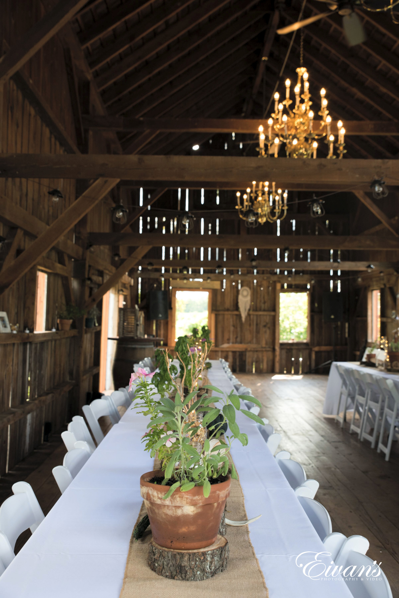 10 Barn Wedding Decor Ideas