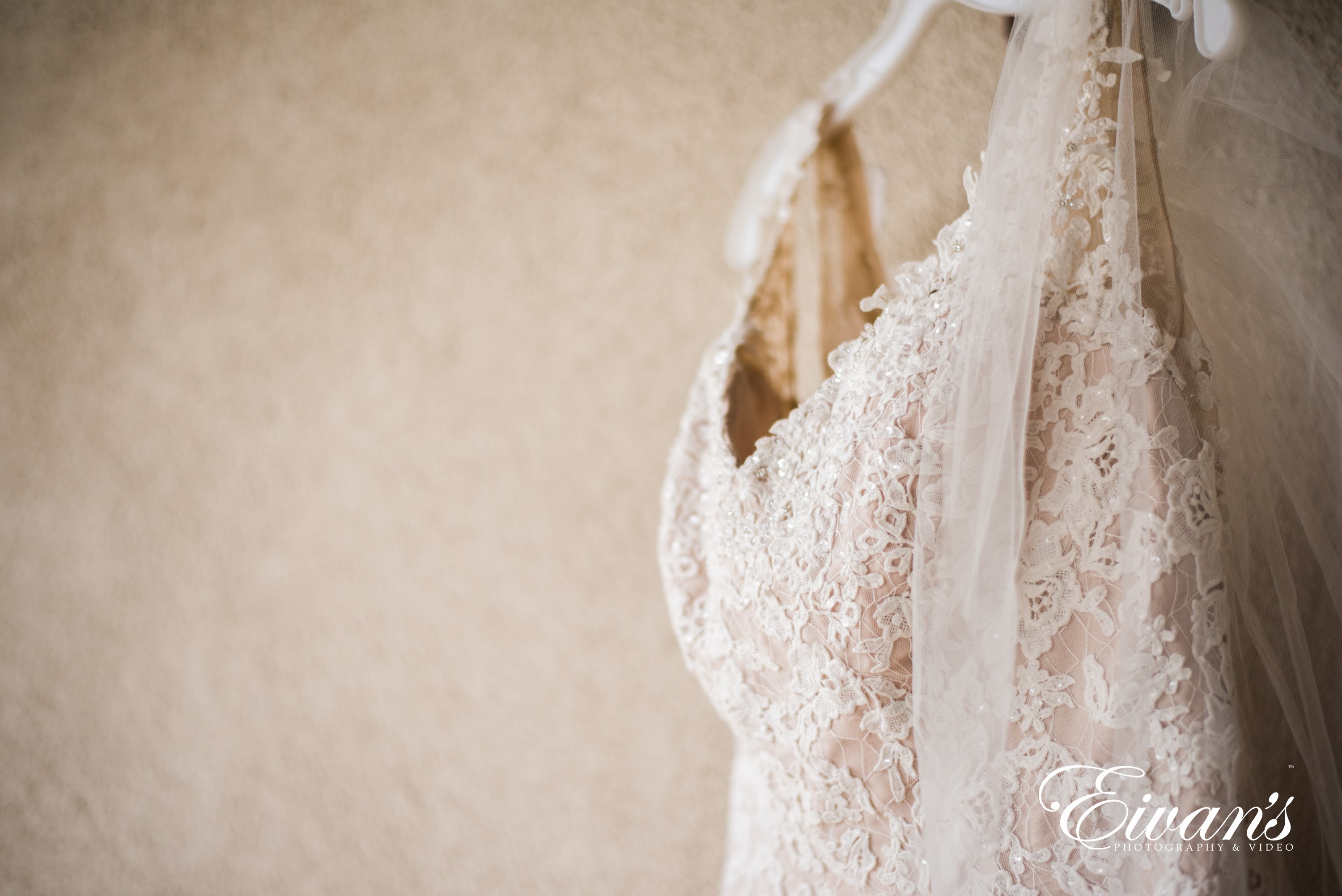 Elegant Winter Wedding Dresses Ideas You Can Borrow in 2020 | Eivan's